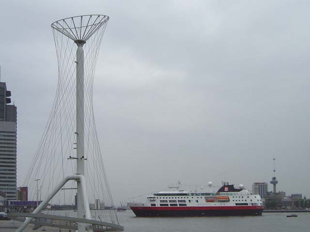 Aankomst van cruiseschip ms Fram van Hurtigruten aan de Cruise Terminal Rotterdam